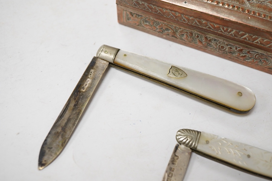 An Indian plate on copper rectangular trinket box, 10.1cm, together with two early 20th century silver and mother of pearl fruit knives.